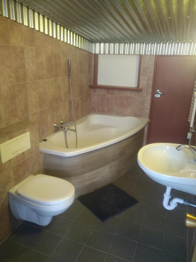 Guesthouse Maddy Husavik Bagian luar foto